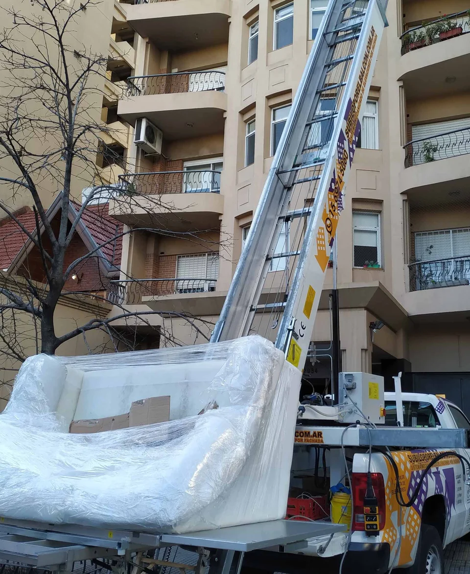 Sillón embalado preparado para subir por el balcón junto a la plataforma