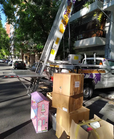 Cajas de mudanza junto al equipo de elevación