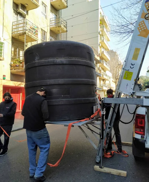Tanque de gran tamaño preparado para subir por fachada