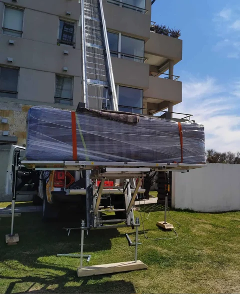 Mueble voluminoso asegurado sobre la plataforma