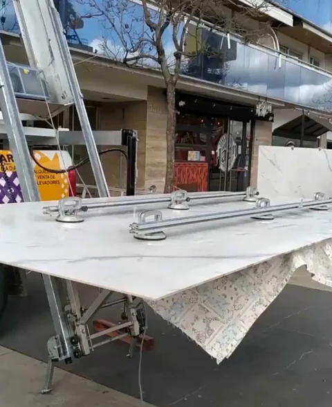 Mesa de gran tamaño preparada sobre el equipo