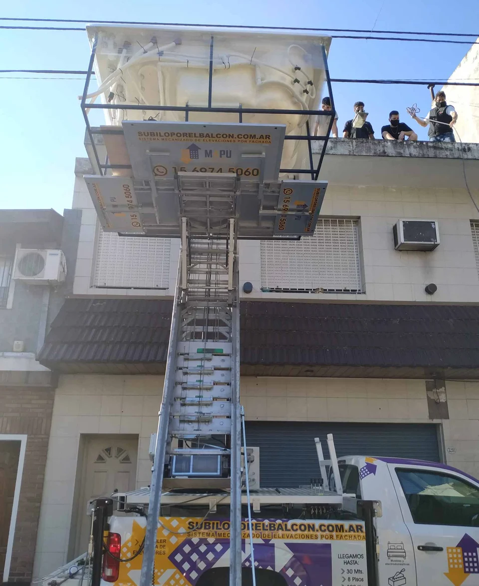 Plataforma llegando a una terraza con un objeto voluminoso