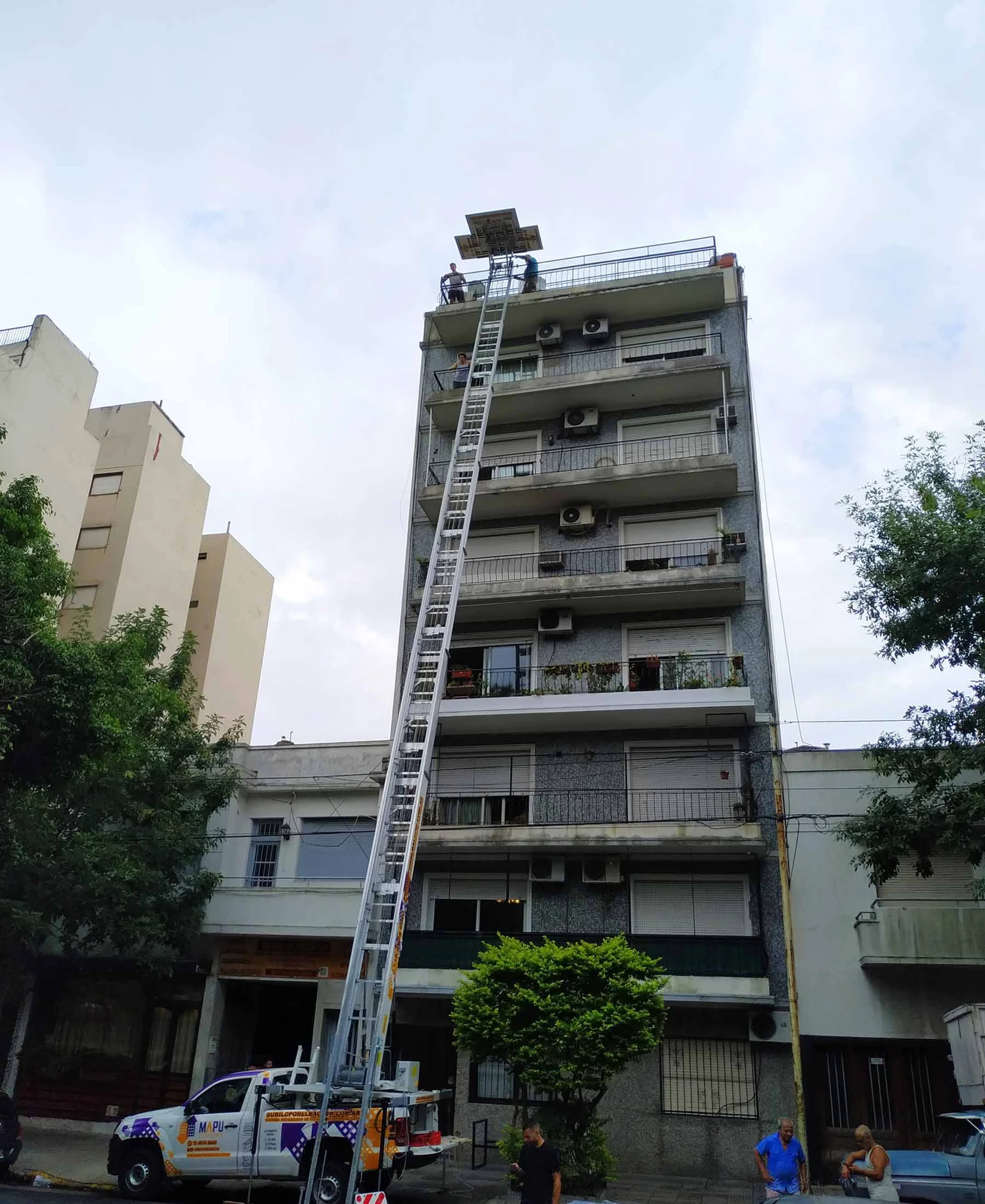 Plataforma mecanizada de Subilo trabajando frente a un edificio de Buenos Aires